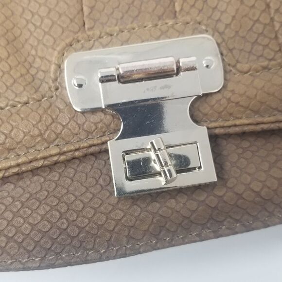 MIZTIGUE BROWN CROSSBODY BAG WITH GOLD CHAIN HANDLE. - Picture 3 of 13